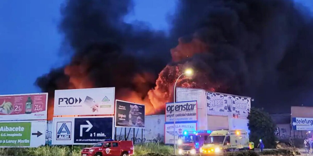 Espectacular incendio en un desguace de vehículos de Albacete
