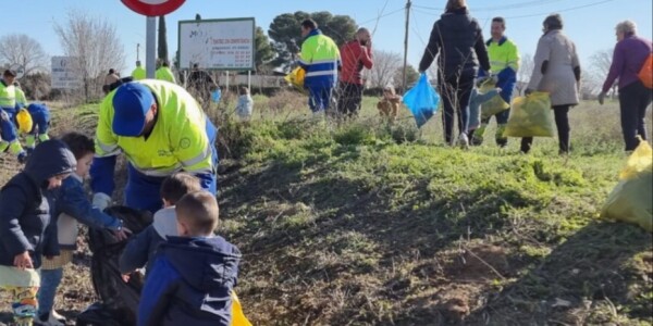 La comunidad educativa de Valdepeñas se une en una jornada de limpieza ambiental