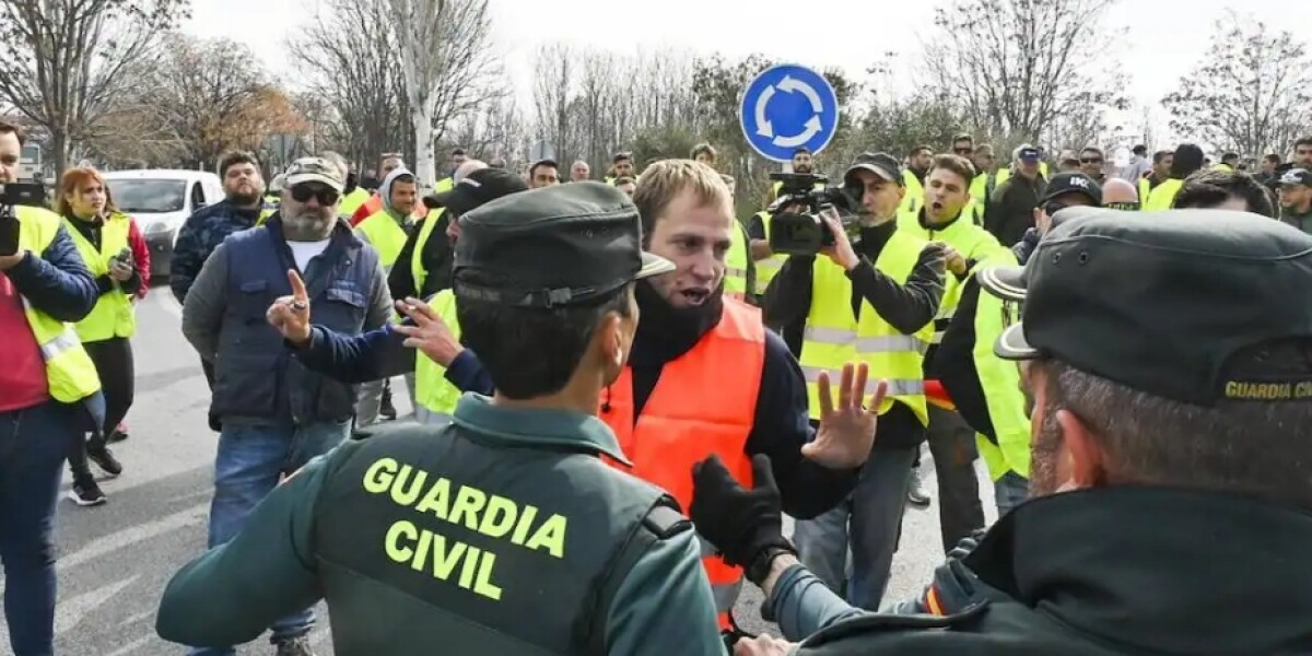 La Guardia Civil evita que una protesta de agricultores interrumpa el tráfico ferroviario en Socuéllamos