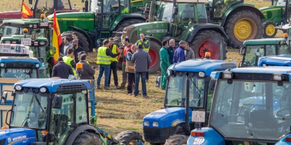 Las organizaciones agrarias protestan días después de que agricultores comenzaran la protesta de manera esporádica