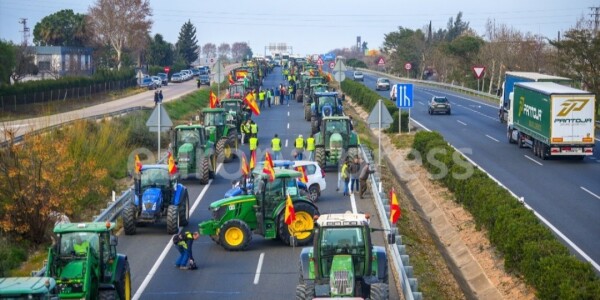 Los agricultores elevan el tono de la protesta y cortan la A4 en ambos sentidos a la altura de Valdepeñas